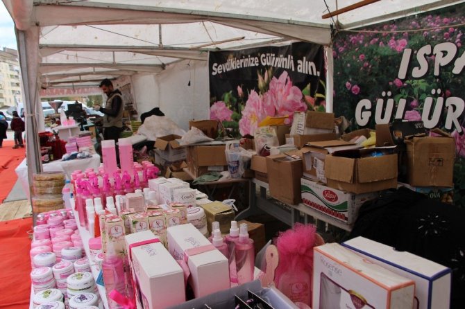 Türkiye'nin farklı illerine ait yöresel ürünlerin sergilendiği "Yöresel Ürünler Fuarı" açıldı.