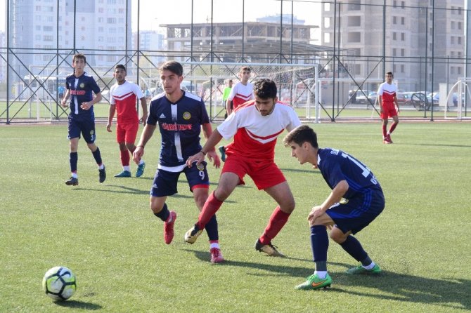 U19 Ligi Talasgücü Belediyespor Anadolu Yıldızları'nı ikinci yarıda bulduğu gollerle 2-0 yen