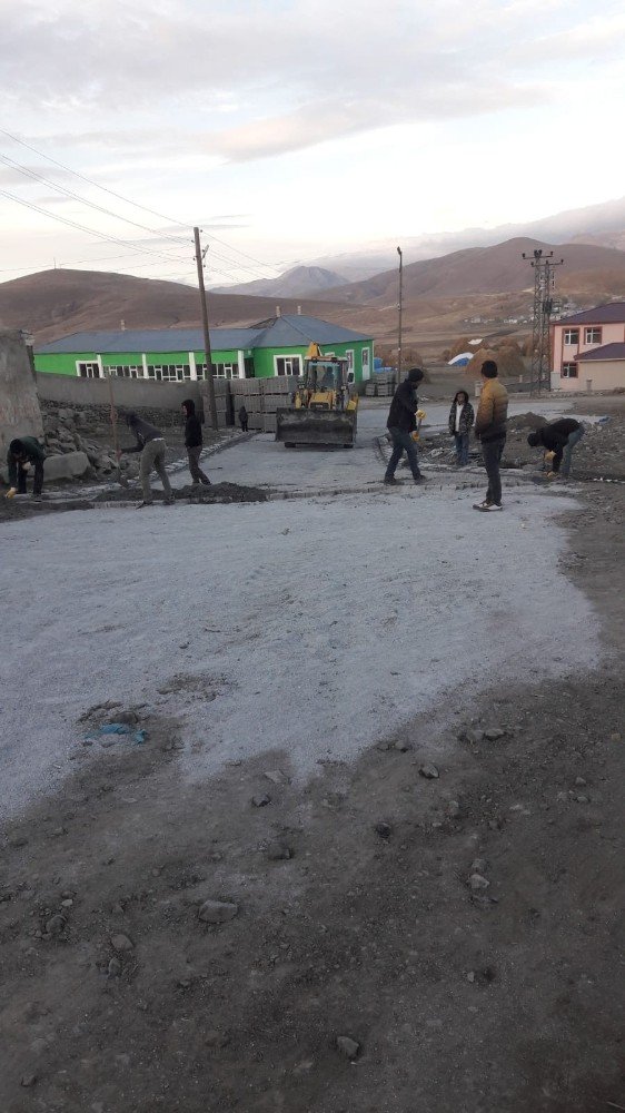 Van Çaldıran’da yol yapım çalışması