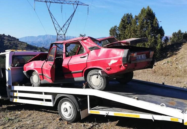 Ç'orum'un Osmancık ilçesinde Lastiği patlayan otomobil takla attı: 2 yaralı