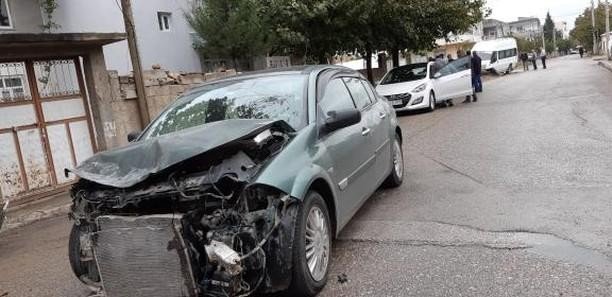 Adıyaman'da öğrenci servisi ile otomobil çarpıştı: 2 Yaralı