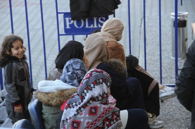 Fethiye polisinden mülteci operasyonu 7'si çocuk 20 kaçak göçmen yakalandı.