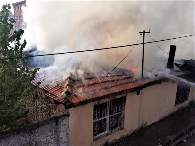 Balıkesir'in Burhaniye ilçesinde çıkan ev yangını korkuttu