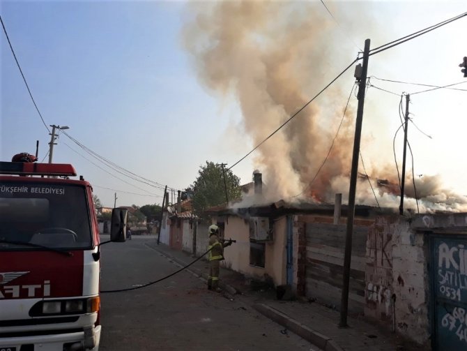 Balıkesir'in Burhaniye ilçesinde çıkan ev yangını korkuttu