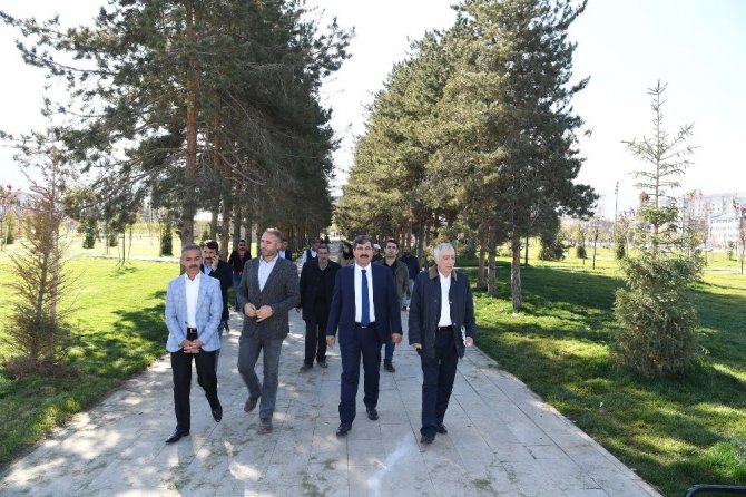 Başkan Asya, Prof. Dr. Yıldızcı ile birlikte Lale Vadisinde incelemelerde bulundu