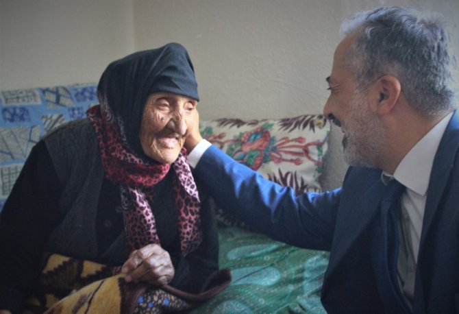 Bursa Aile Müdürü yaşlı kadının yaşını öğrenince kulaklarına inanamadı