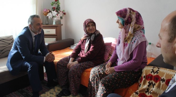 Bursa Aile Müdürü yaşlı kadının yaşını öğrenince kulaklarına inanamadı