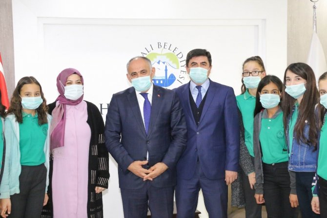 2-8 Kasım Lösemili Çocuklar Haftası dolayısıyla Öğrencilerden Başkan Öztürk’e anlamlı ziyaret