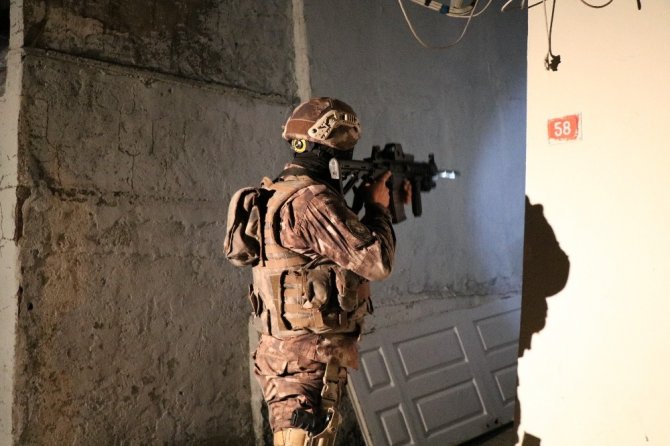 İstanbul’da 17 adrese helikopter destekli şafak operasyonu!