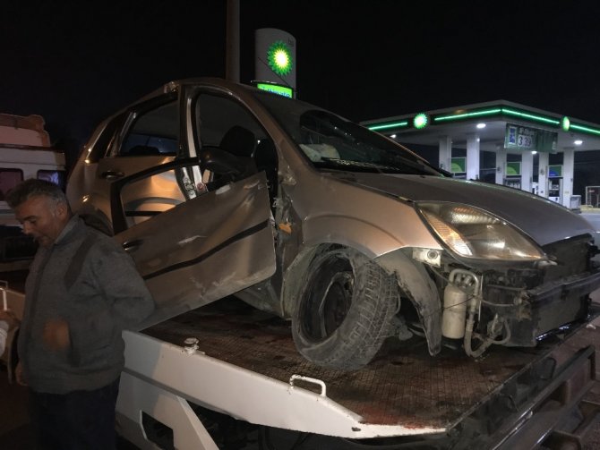 İzmir'in Bornova ilçesinde Otomobil aydınlatma direğine çarptı: 3 yaralı