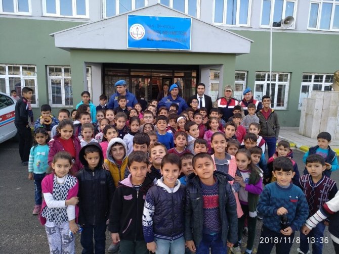 Van İl Jandarma Komutanlığı ekipleri tarafından "Okul Güvenliği" uygulaması yapıldı