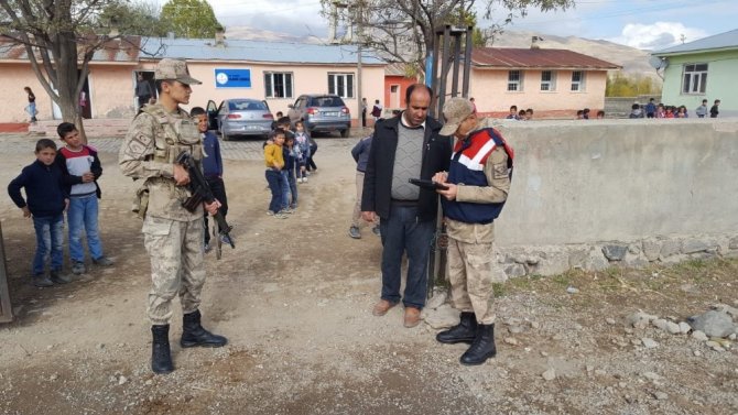 Van İl Jandarma Komutanlığı ekipleri tarafından "Okul Güvenliği" uygulaması yapıldı