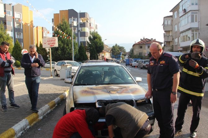 Karabük'ün Safranbolu ilçesinde Park halindeki araç yandı