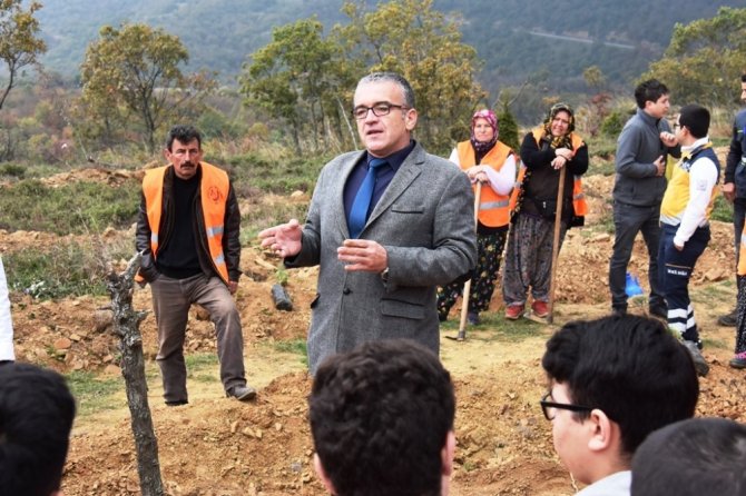 Tekirdağ Süleymanpaşa Belediyesi tarafından Altınova'da Minik eller fidanları toprakla buluşturdu