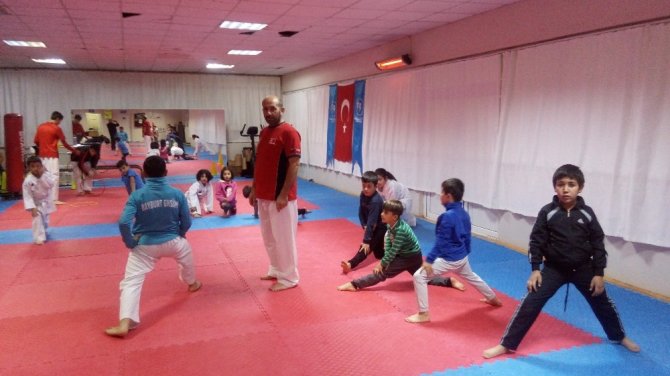 Karate Milli Antrenörü ve Hakemi İdris Gürbüz Geleceğin karatecilerini yetiştiriyor