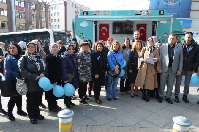 Kadınlardan balonlu ve kurdeleli yürüyüş