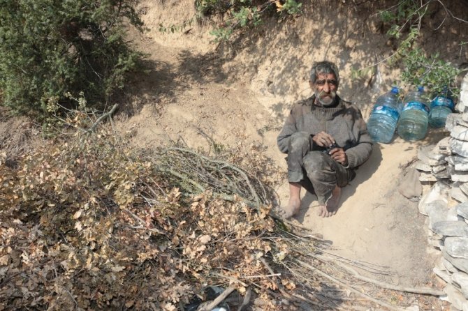 Balıkesir'de 72 yaşındaki İskender Gündüz 40 yıldır mağarada yaşıyor
