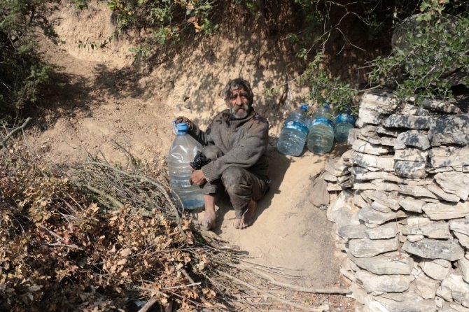 Balıkesir'de 72 yaşındaki İskender Gündüz 40 yıldır mağarada yaşıyor