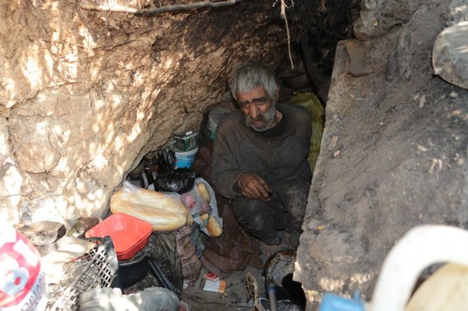 Balıkesir'de 72 yaşındaki İskender Gündüz 40 yıldır mağarada yaşıyor