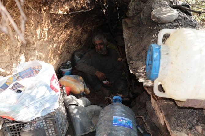 Balıkesir'de 72 yaşındaki İskender Gündüz 40 yıldır mağarada yaşıyor