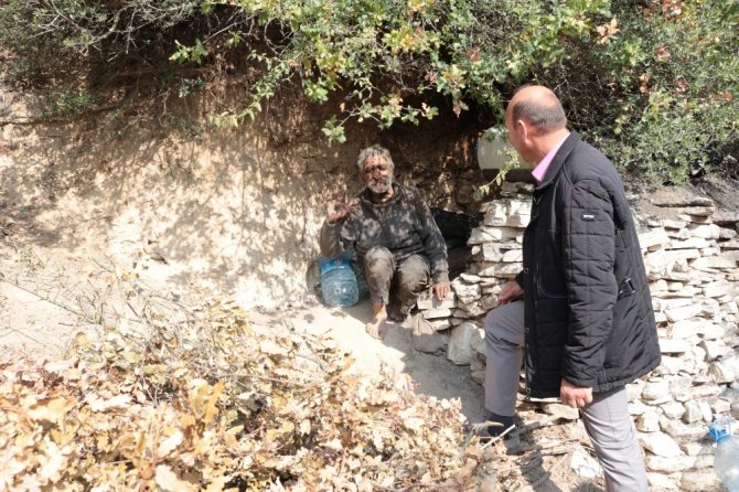 Balıkesir'de 72 yaşındaki İskender Gündüz 40 yıldır mağarada yaşıyor