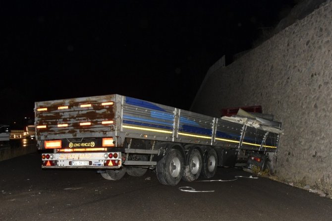 Gümüşhane’de kamyonet ile tır çarpıştı: 6 kişi yaralı