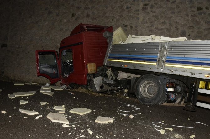 Gümüşhane’de kamyonet ile tır çarpıştı: 6 kişi yaralı