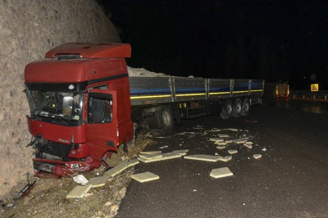 Gümüşhane’de kamyonet ile tır çarpıştı: 6 kişi yaralı