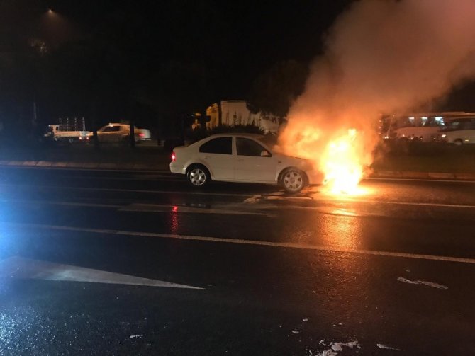 Ordu'nun Fatsa ilçesinde Seyir halindeki otomobil alev alev yandı