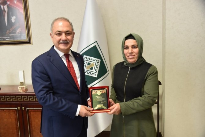 Osmaniye Belediyesince en çok atık pil toplayan okullar ödüllendirildi