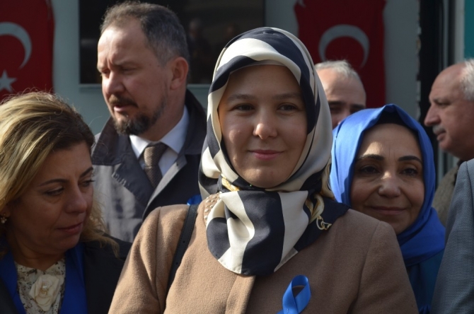 Kadınlardan balonlu ve kurdeleli yürüyüş