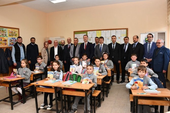 Bursa'nın İnegöl Belediyesi 121 öğrenciye kitap dağıttı