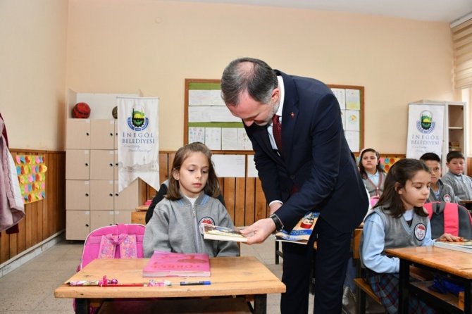 Bursa'nın İnegöl Belediyesi 121 öğrenciye kitap dağıttı