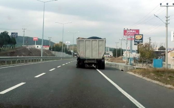 Kütahya'da, iki tekeri de patlayan kamyon faciaya neden oluyordu