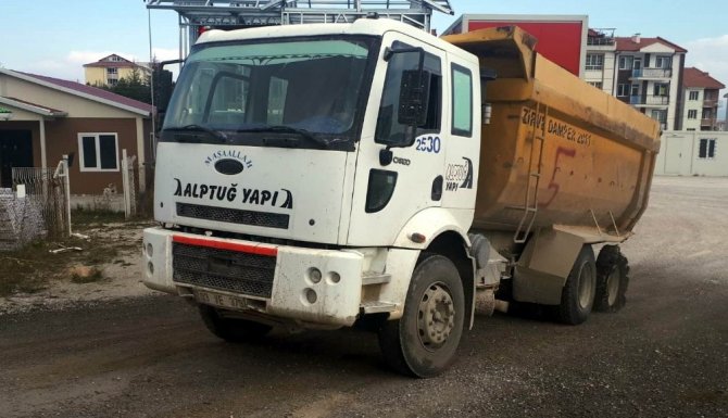 Kütahya'da, iki tekeri de patlayan kamyon faciaya neden oluyordu