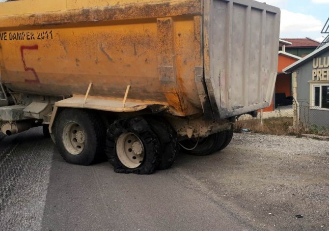 Kütahya'da, iki tekeri de patlayan kamyon faciaya neden oluyordu