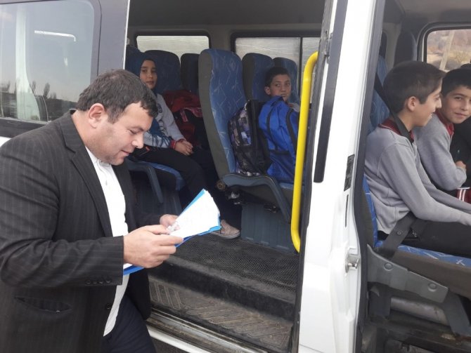 Kütahya'nın Pazarlar ilçesinde öğrenci servisi yapan araçlar denetlendi