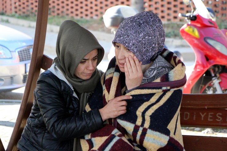 Otomobilin çarptığı kediyi eve götürürken polis aracı çarptı