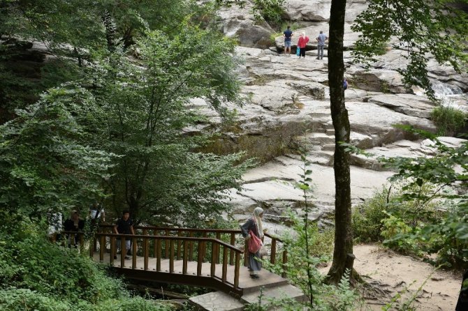 Su Uçtu Şelalesi ve tabiat parkı muhteşem güzelliğiyle büyülüyor
