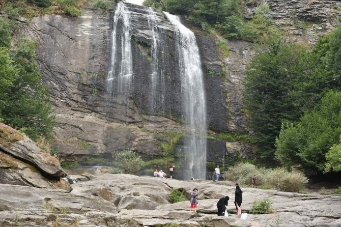 Su Uçtu Şelalesi ve tabiat parkı muhteşem güzelliğiyle büyülüyor
