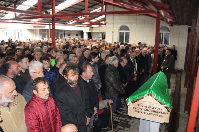 Trabzon'da intihar eden lise öğrencisi genç son yolculuğuna uğurlandı