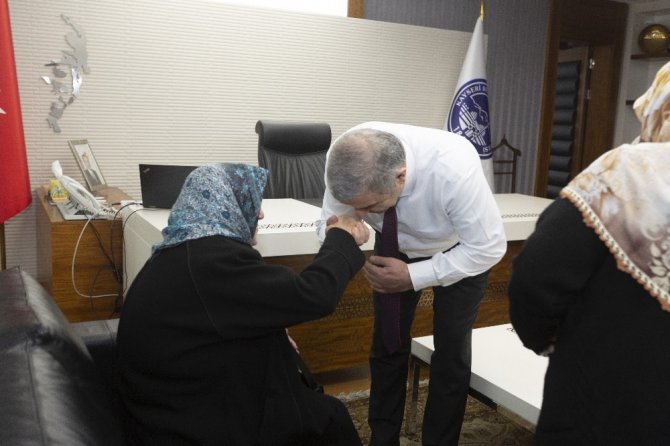 Yaşlılar Başkan Çelik’i ziyaret etti ve “Dualarımız sizinle” mesajı verdi