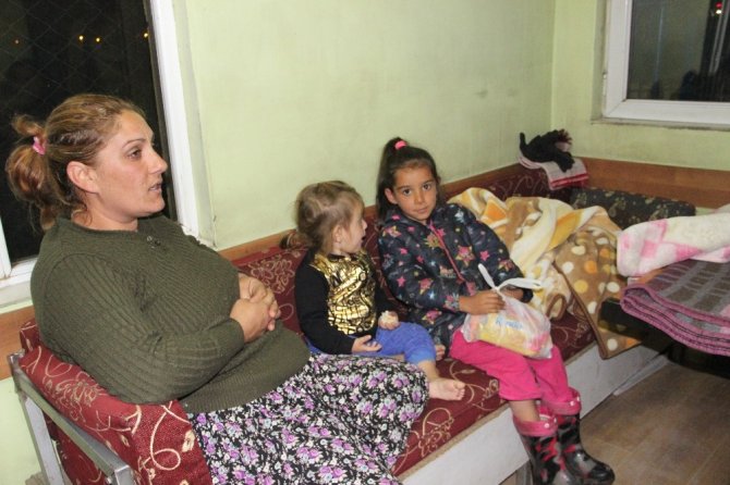 Adana’ya gitmek üzere yola çıkan ailenin aracı arıza yapınca çevre halkı sahip çıktı