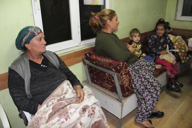 Adana’ya gitmek üzere yola çıkan ailenin aracı arıza yapınca çevre halkı sahip çıktı