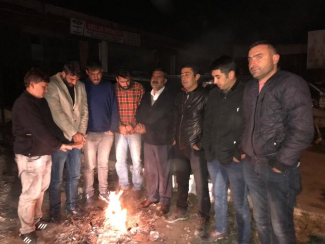 Adana’ya gitmek üzere yola çıkan ailenin aracı arıza yapınca çevre halkı sahip çıktı