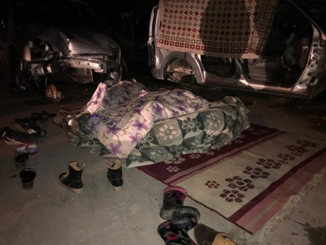 Adana’ya gitmek üzere yola çıkan ailenin aracı arıza yapınca çevre halkı sahip çıktı