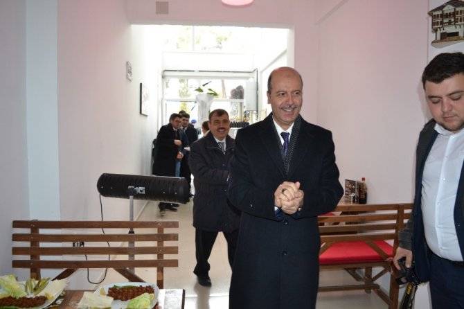 Afyonkarahisar'ın Şuhut İlçe Belediye Başkanı Recep Bozkurt iş yeri açılışına katıldı