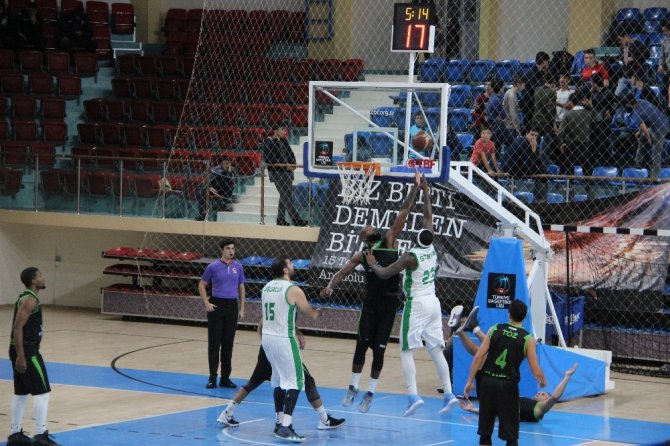 Düzce Belediyespor Erkek Basketbol Manisa Büyükşehir Belediyespor'u 76-68 mağlup etti
