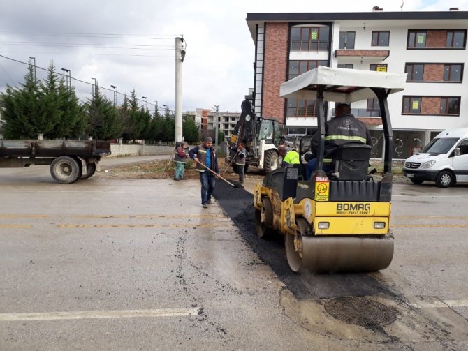 Düzce’de hava şartlarının uygun olduğu her gün alt ve üst yapı çalışmaları sürdürülüyor