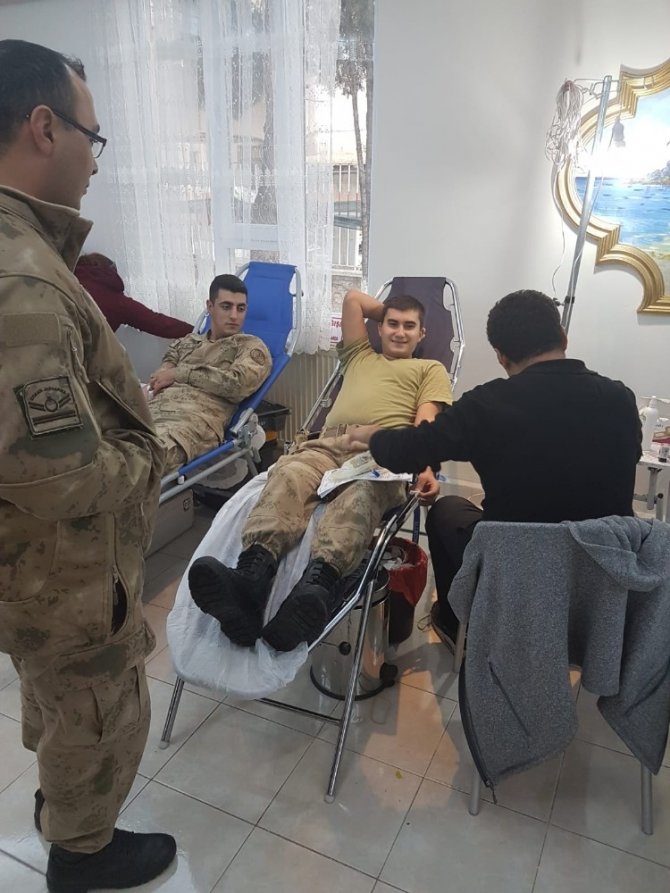 Adıyaman'ın Kahta ilçesinde Jandarmadan kan bağışı